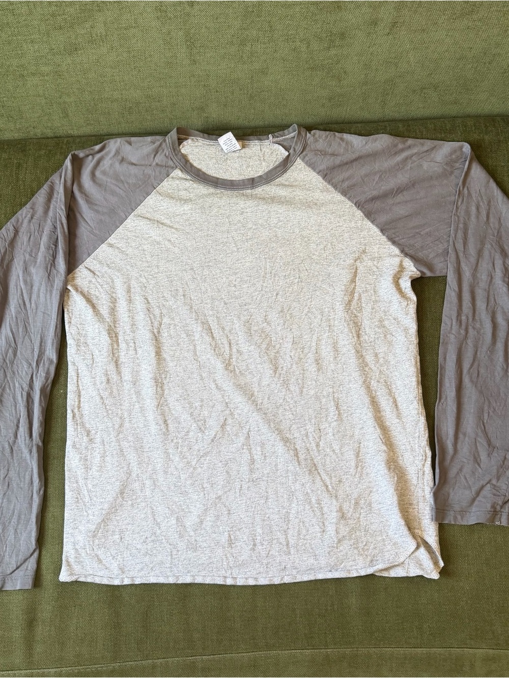 GAP Men's Two-Tone Raglan Long-Sleeve Shirt - Light Gray & Charcoal